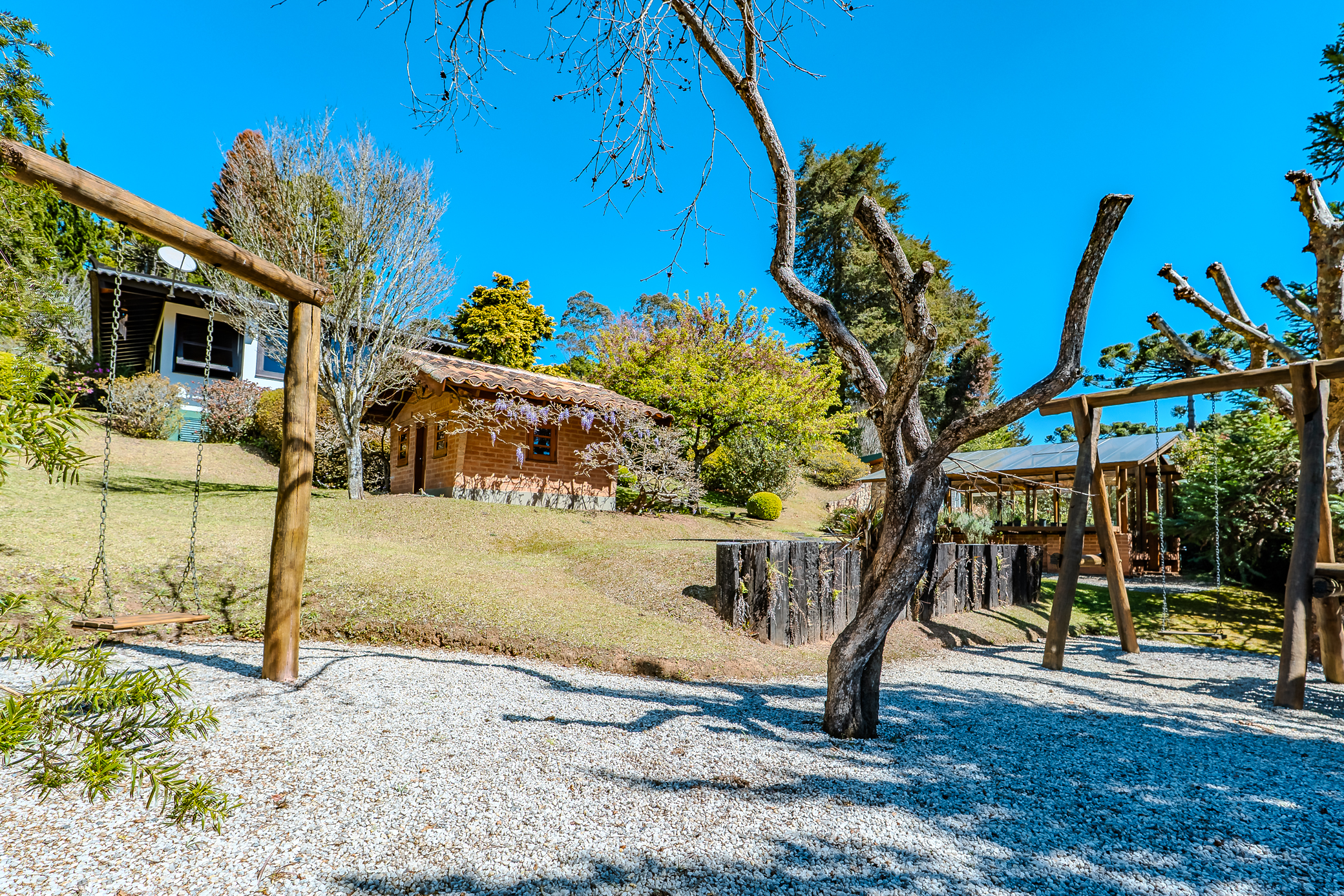 Mansão à venda com 7 suítes no Condomínio Vila Simonsen em Campos do Jordão/SP.