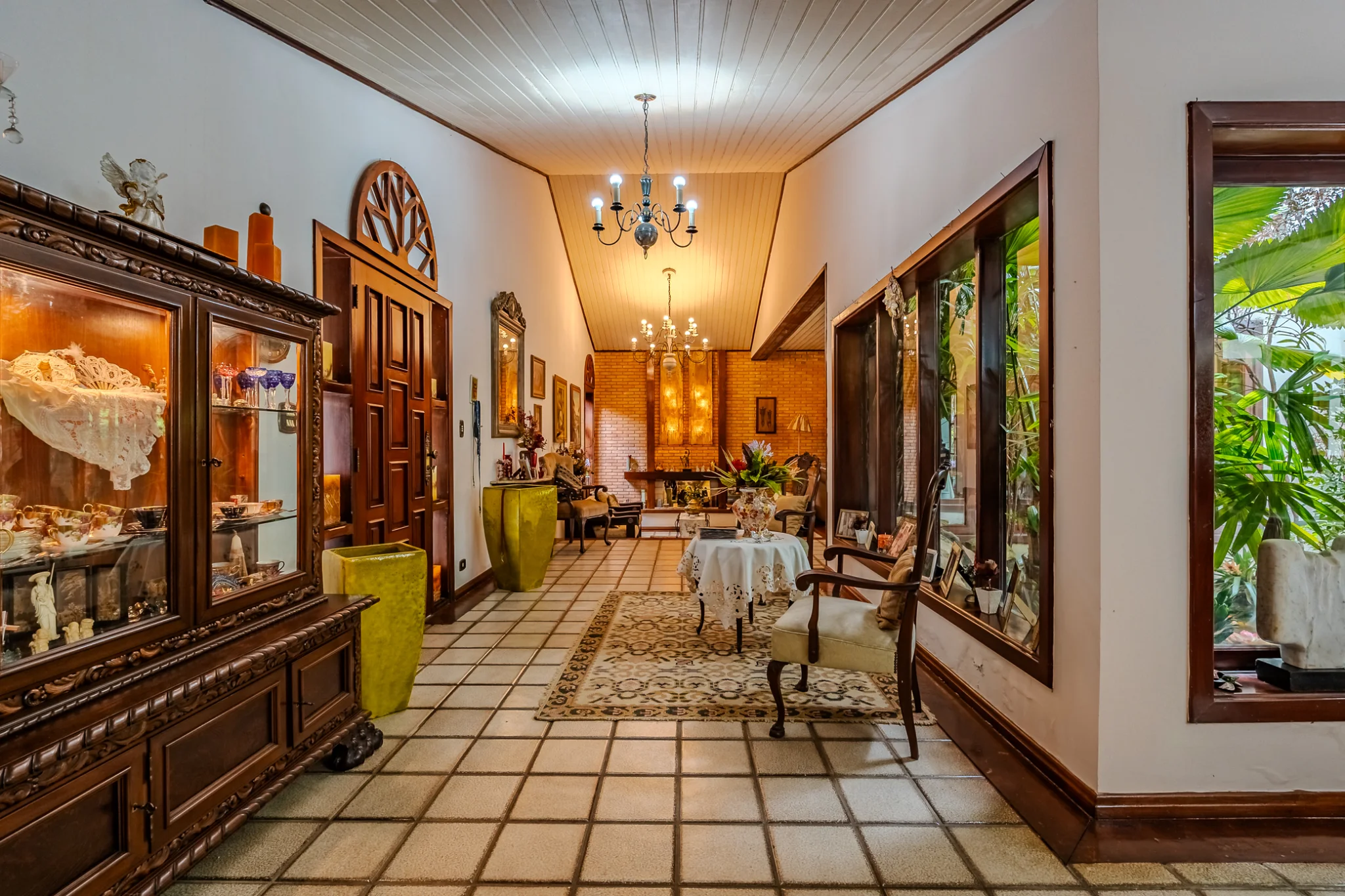 Casa à venda com 4 dormitórios no Condomínio Village Paineiras em Pindamonhangaba/SP. 