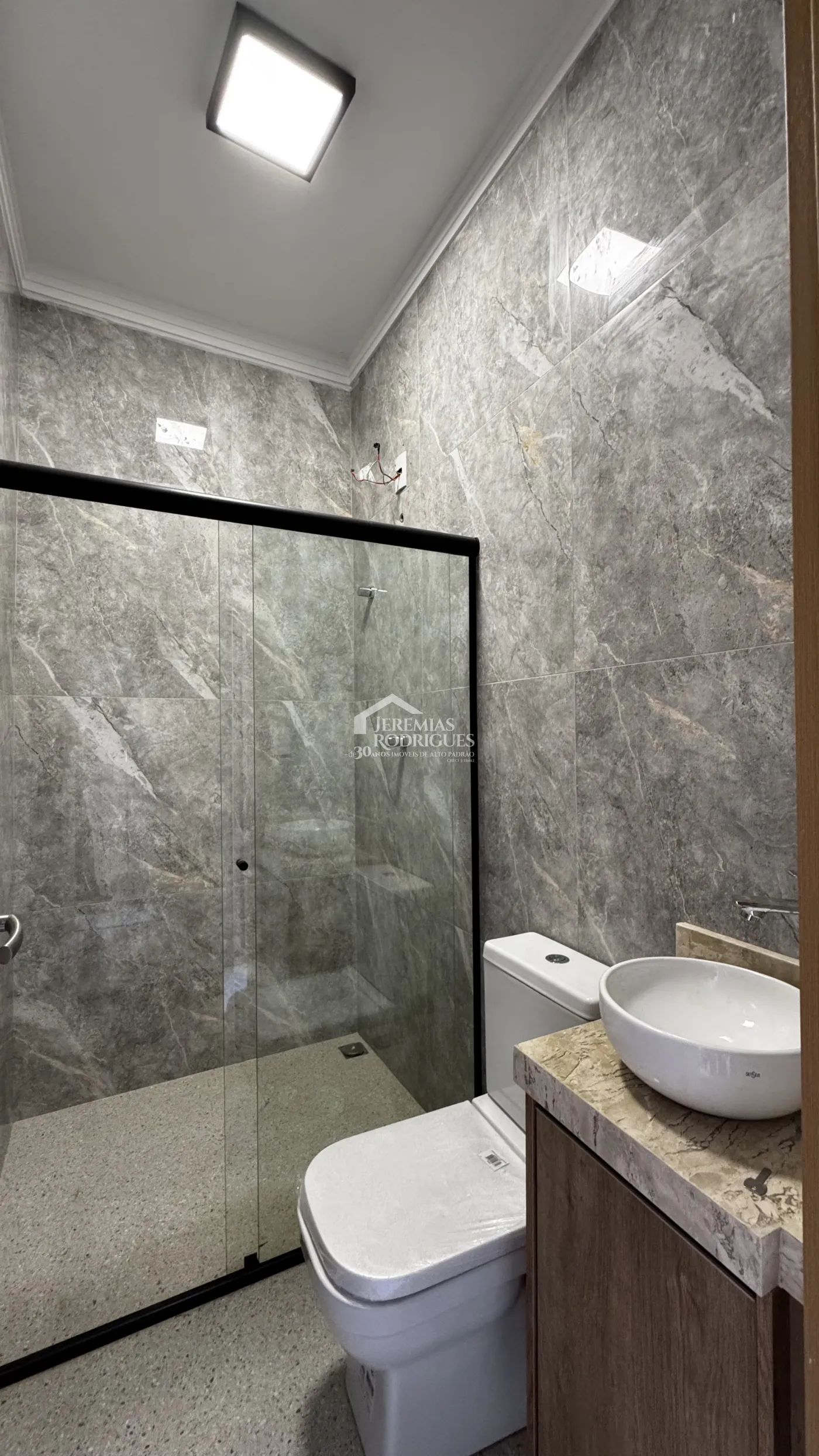 Casa à venda com 3 suítes no Condomínio Reserva dos Lagos em Pindamonhangaba/SP.