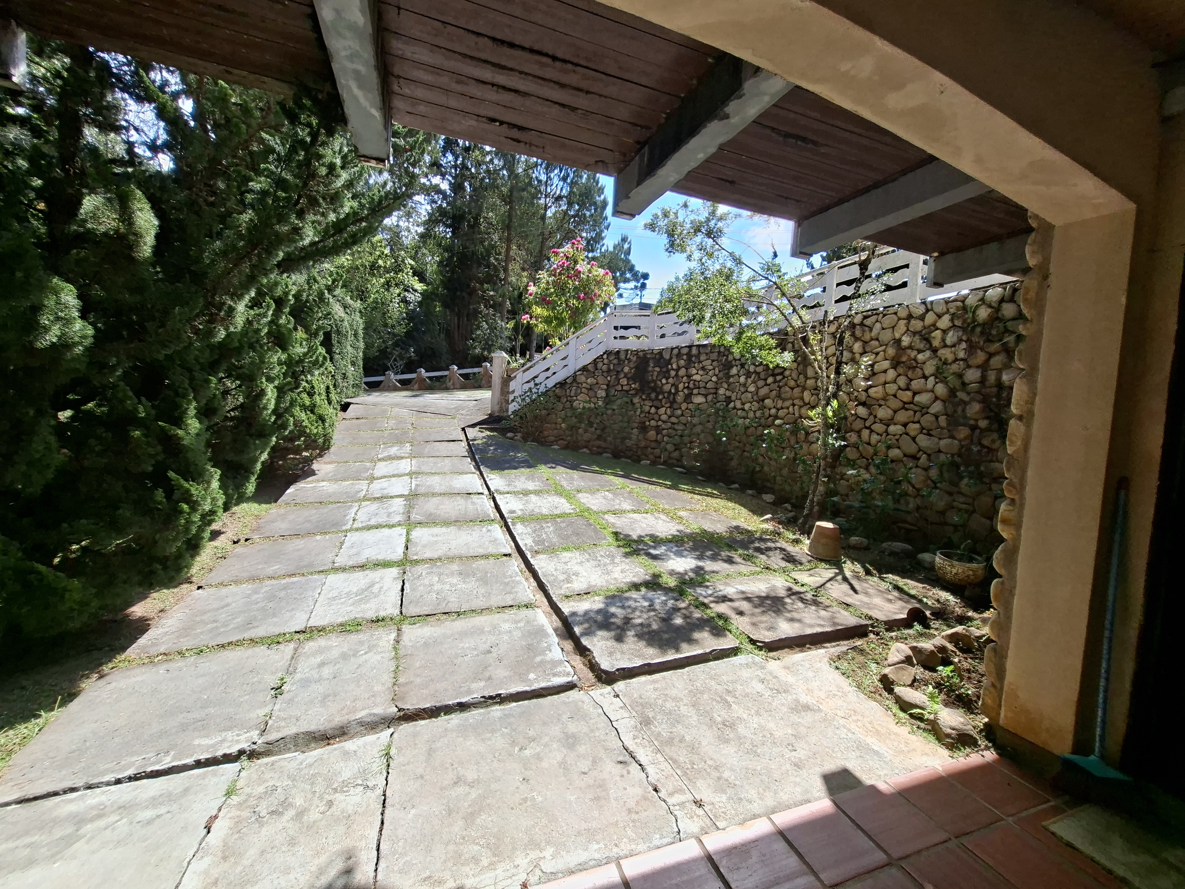 Casa para locação com 3 dormitórios no Morro do Elefante em Campos do Jordão/SP.