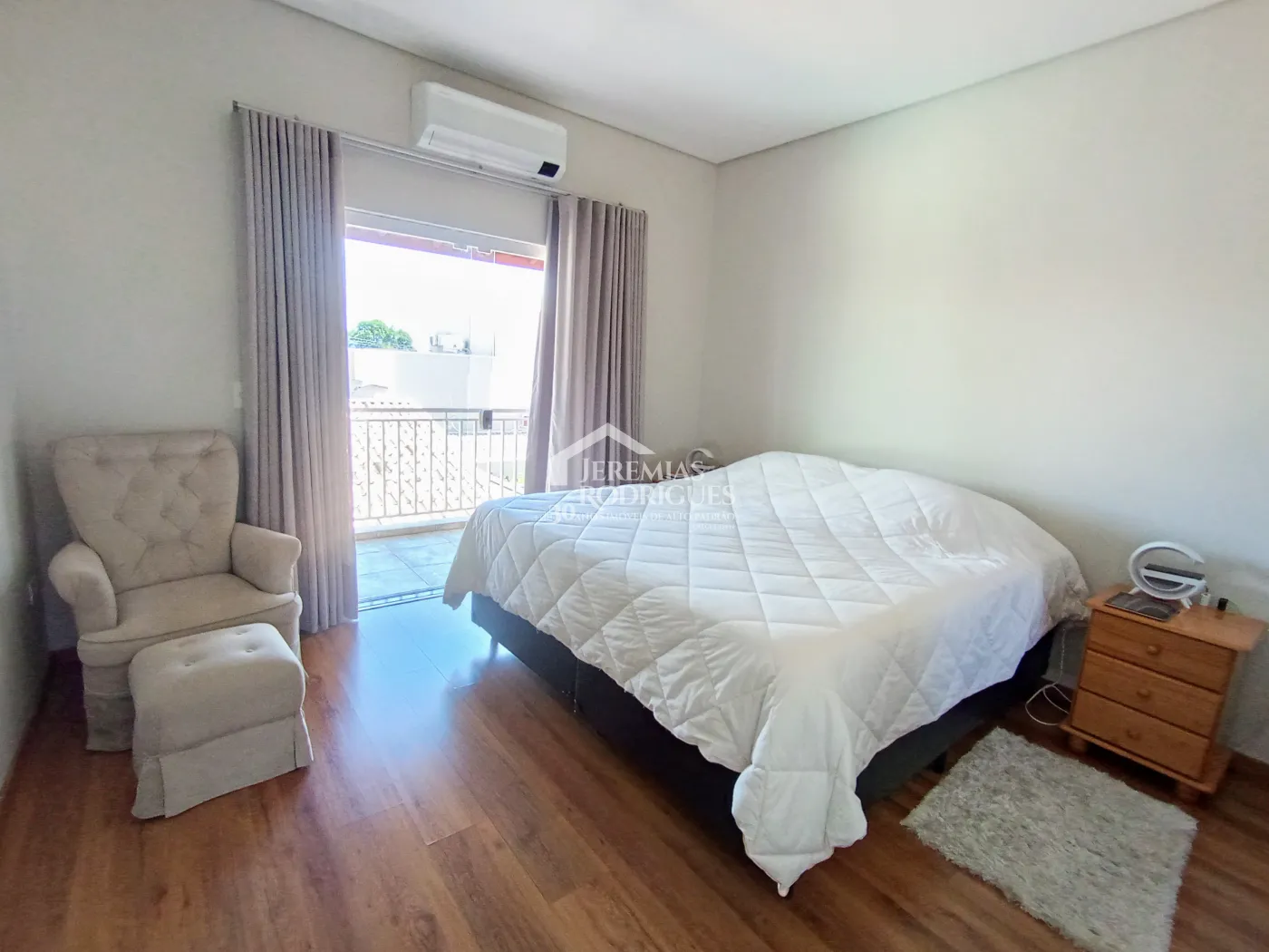 Casa à venda com 3 suítes no Condomínio Reserva dos Lagos em Pindamonhangaba/SP.