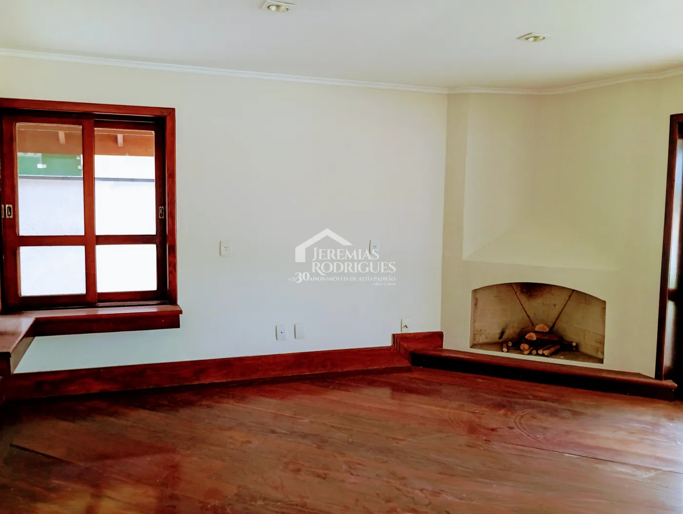 Casa à venda e locação com 4 suítes no Condomínio Colonial Village I em Pindamonhangaba/SP.