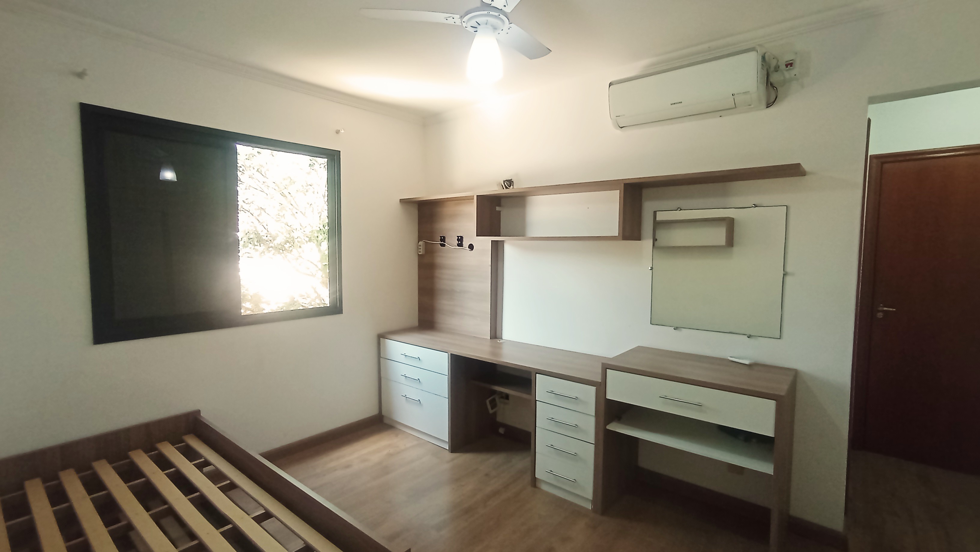 Casa à venda com 4 suítes no Condomínio Real Ville em Pindamonhangaba/SP. 