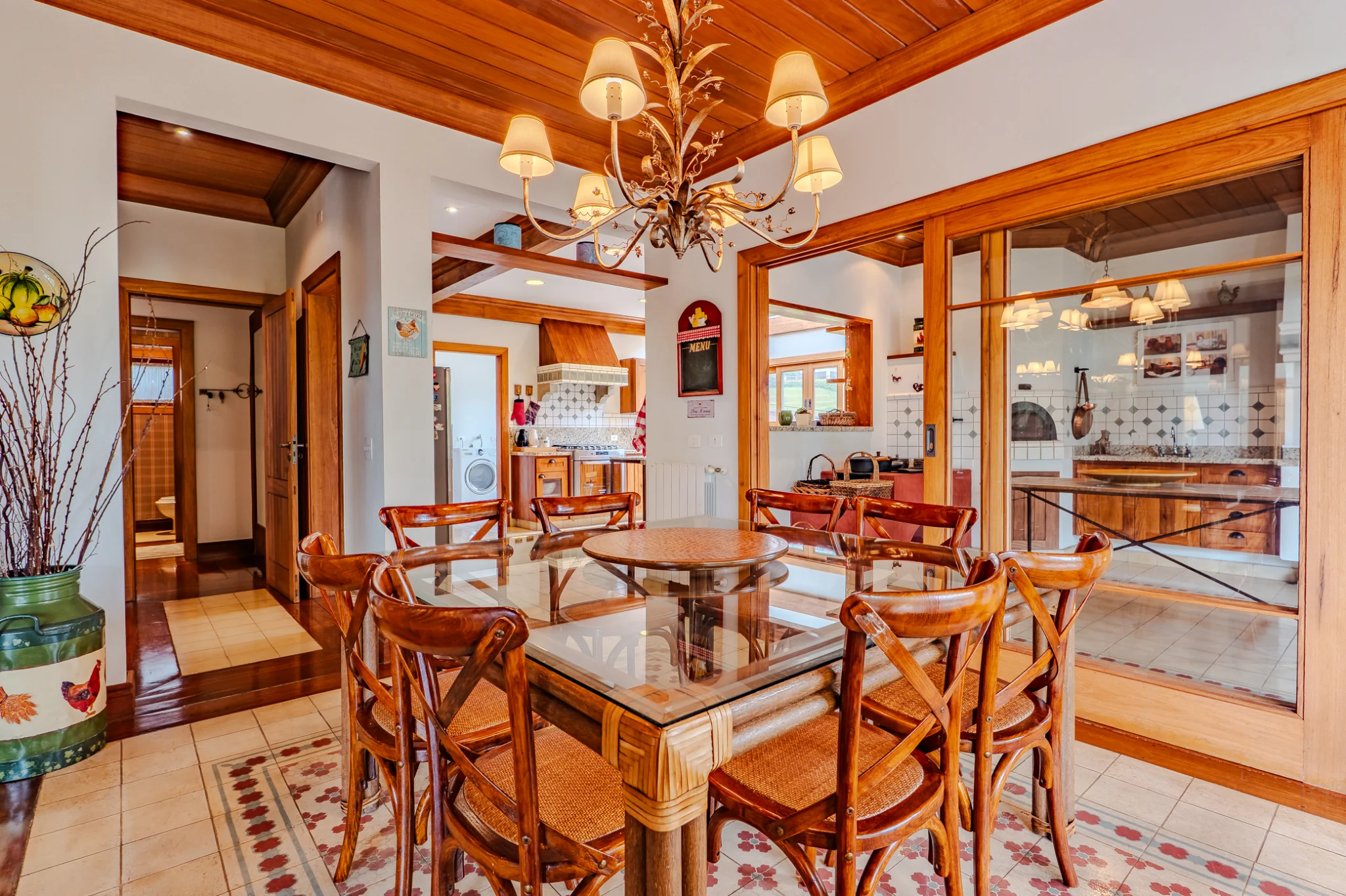 Casa à venda com 7 suítes no Condomínio Vila Simonsen em Campos do Jordão/SP. 