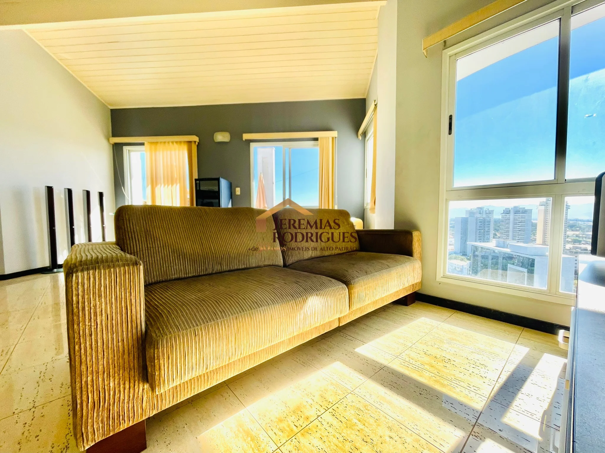 Cobertura Duplex semimobiliada para locação no Edifício Village Towers em Taubaté/SP.