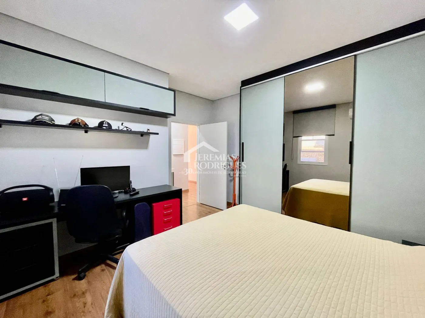 Casa à venda com 3 dormitórios no Condomínio Village da Serra em Tremembé/SP.