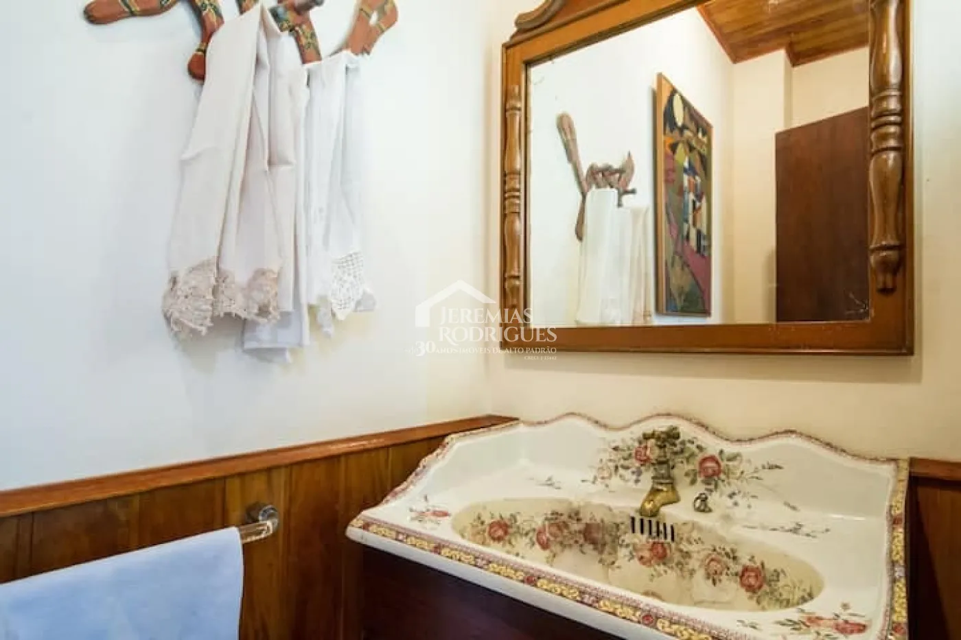 Casa à venda com 4 suítes no bairro Descansópolis em Campos do Jordão/SP.