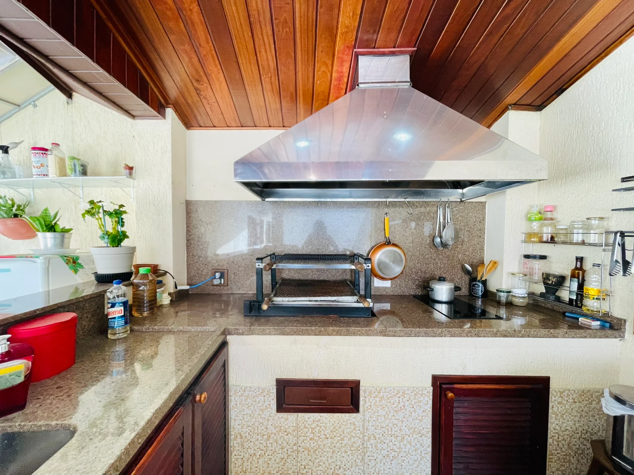 Casa à venda com 5 dormitórios no bairro Esplanada Independência em Taubaté/SP. 