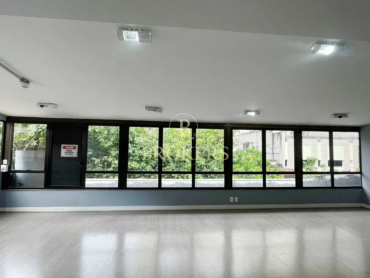 Prédio corporativo independente com 4 pavimentos em Botafogo