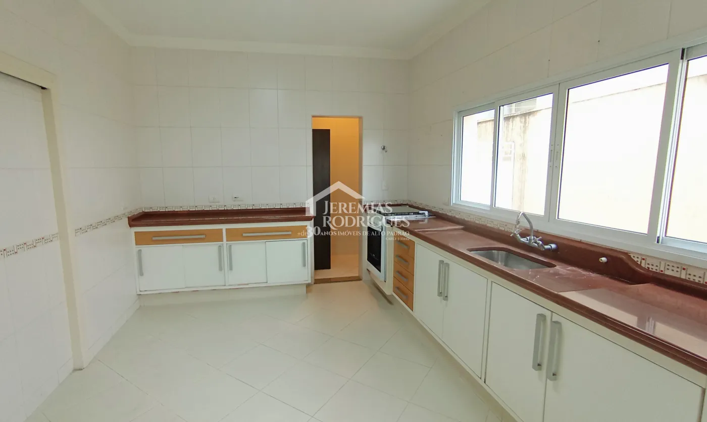 Casa à venda com 5 dormitórios no Condomínio Taubaté Village em Taubaté/SP.