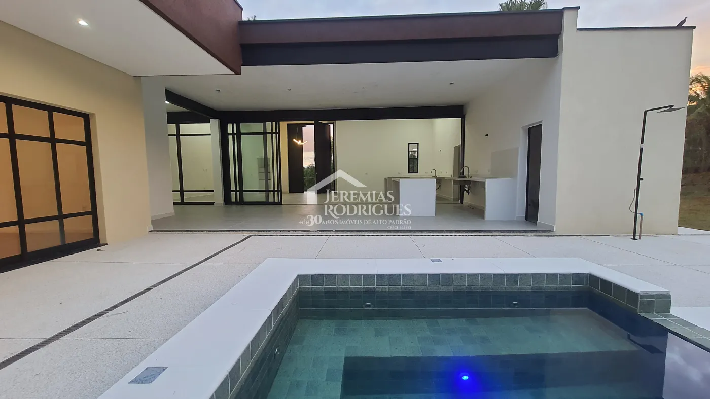 Casa à venda com 3 suítes no Condomínio Chácaras Cataguá em Taubaté/SP.