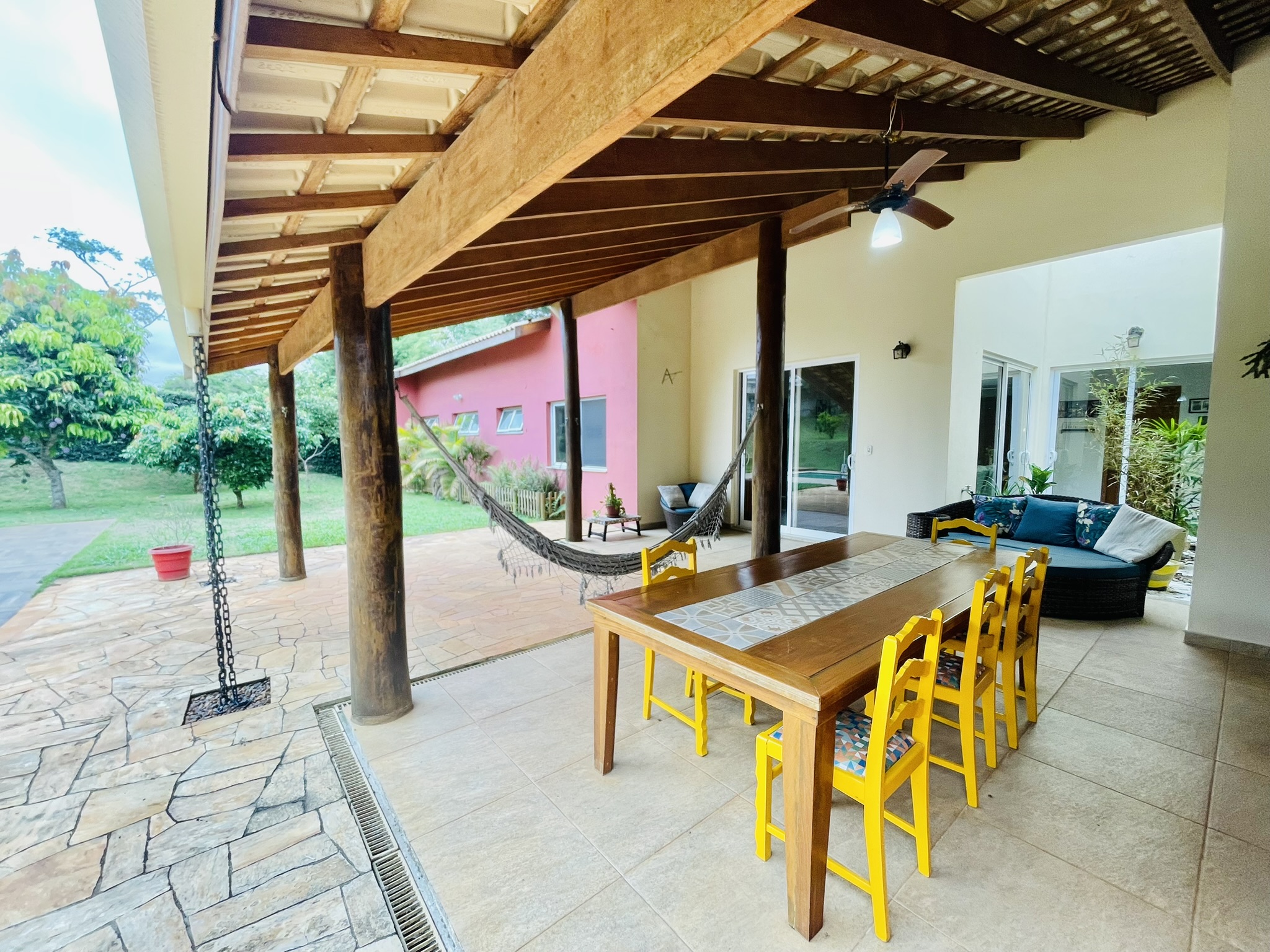 Casa à venda com 4 dormitórios no Condomínio São Félix do Cataguá em Taubaté/SP.
