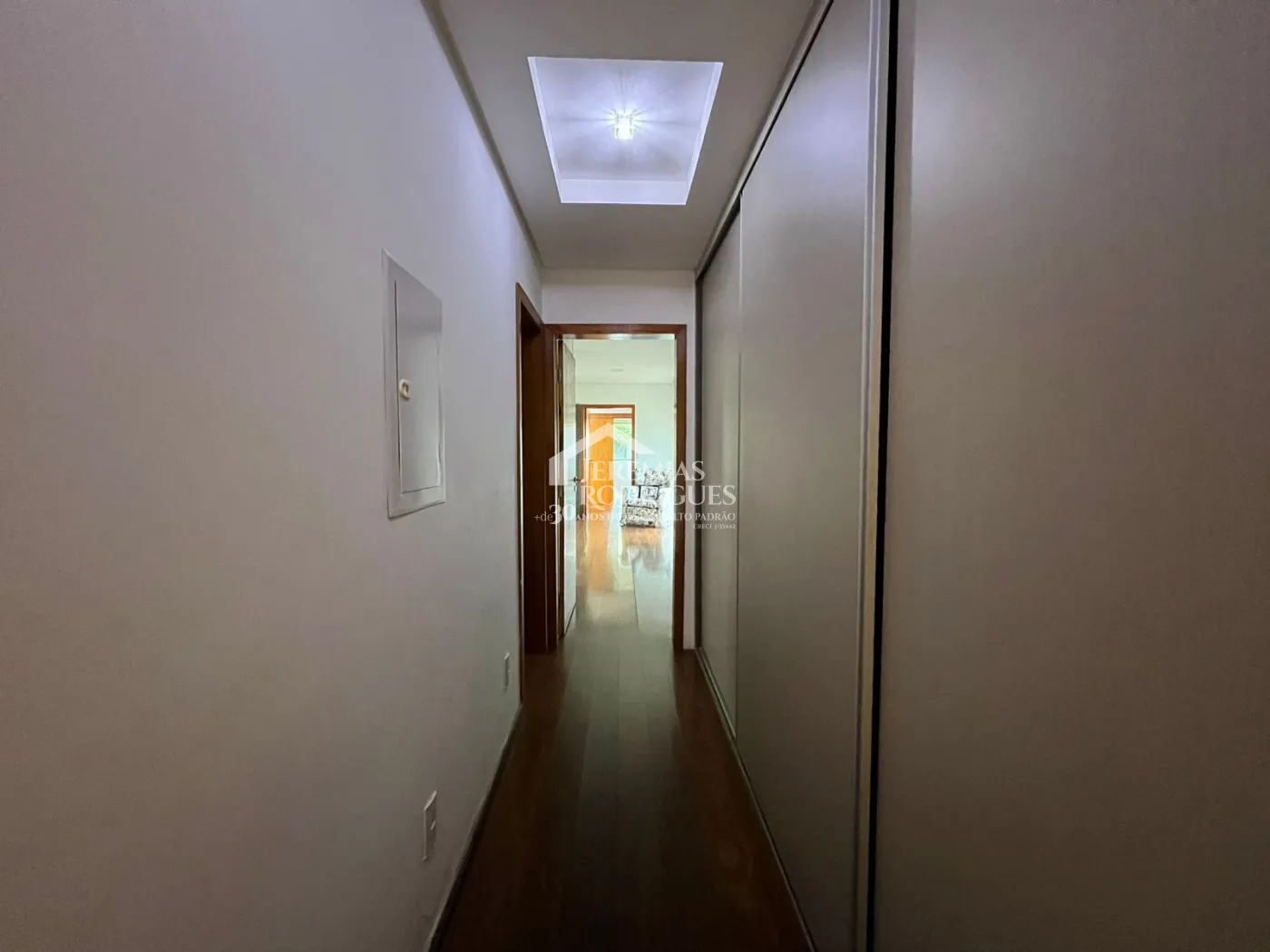 Casa assobradada à venda com 4 dormitórios no Condomínio Residencial Eldorado, em Tremembé/SP.