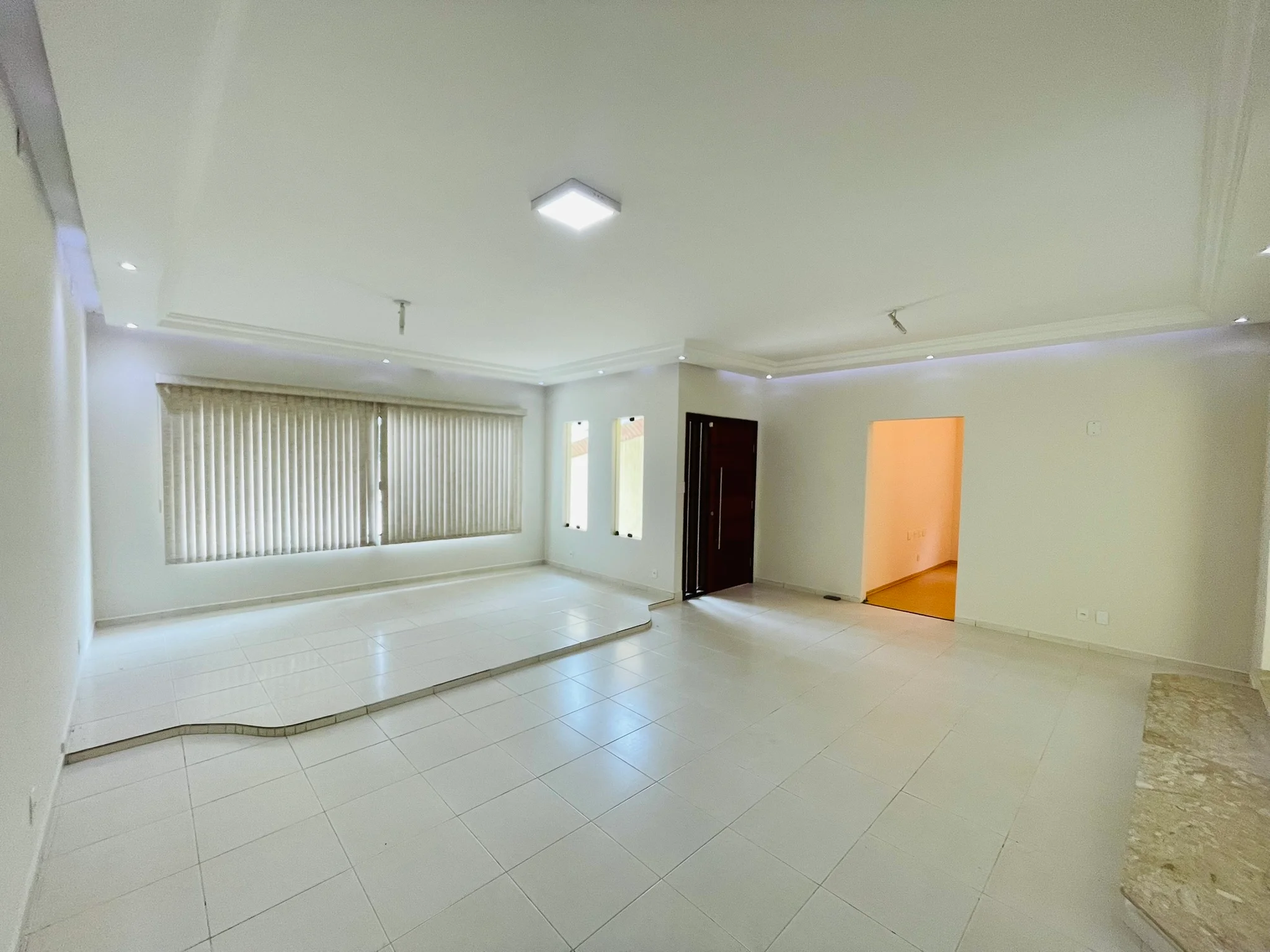 Casa à venda com 3 dormitórios no bairro Jardim das Nações em Taubaté/SP. 