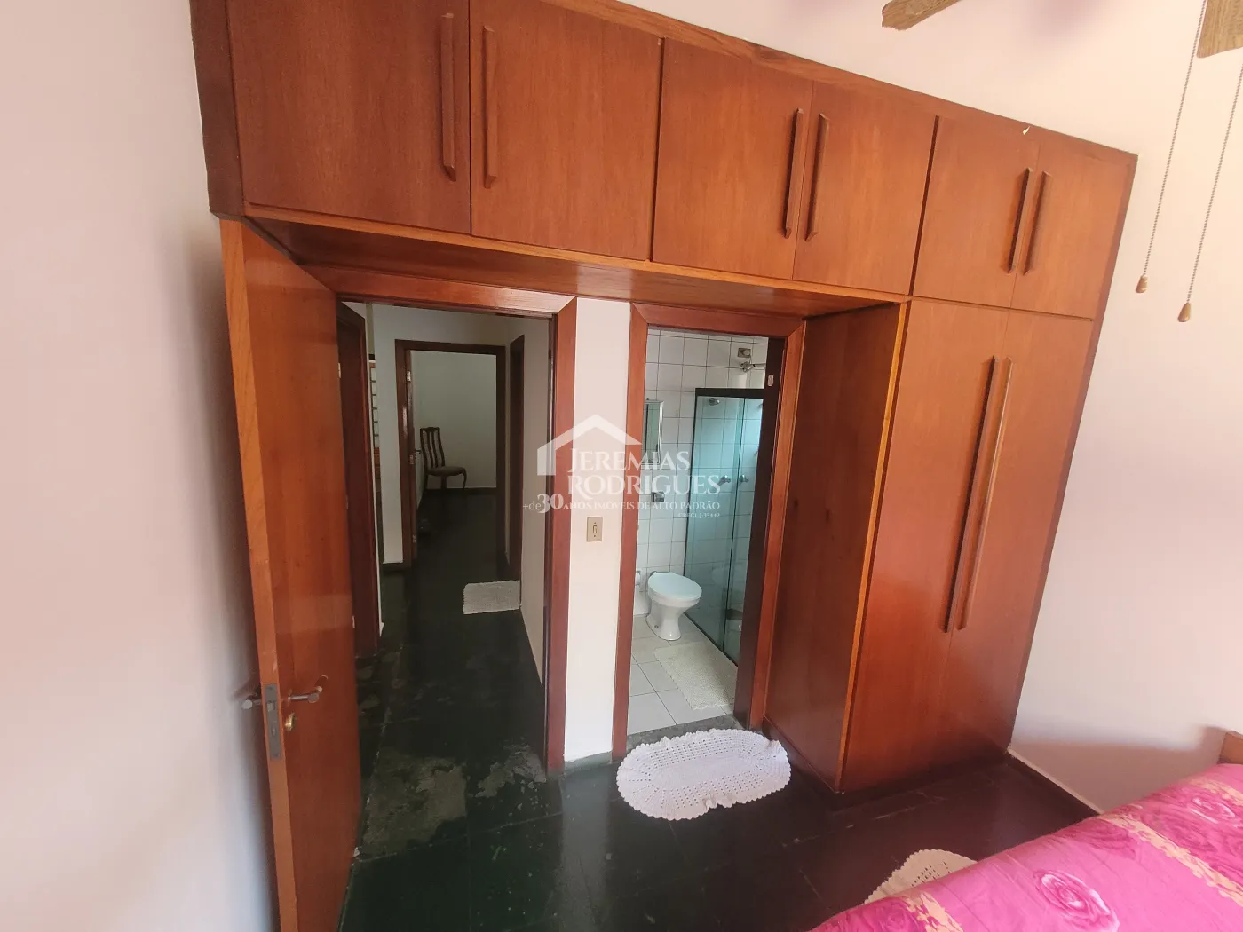 Casa para venda e locação com 3 dormitórios no Parque São Domingos em Pindamonhangaba/SP.