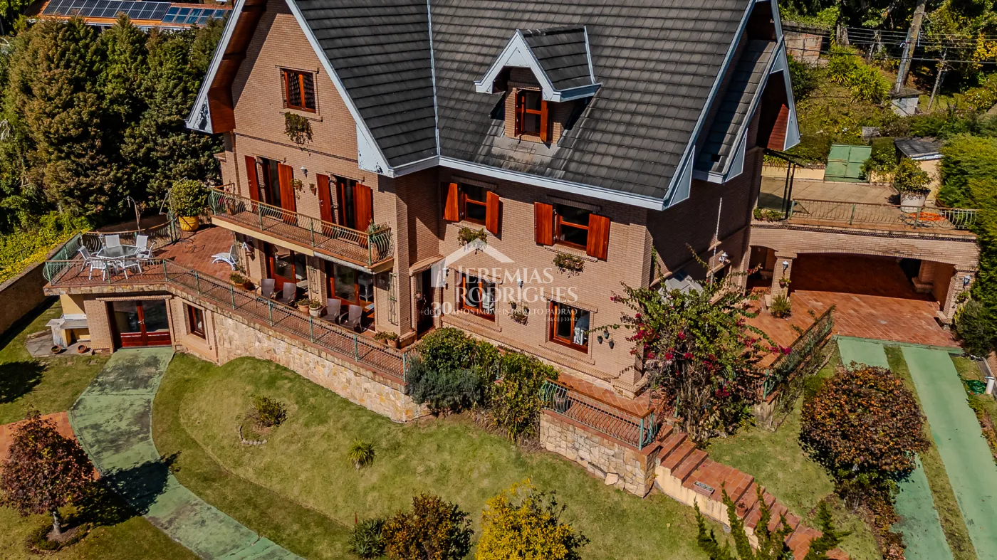 Casa para venda e locação com 5 suítes no Jardim Véu da Noiva em Campos do Jordão/SP