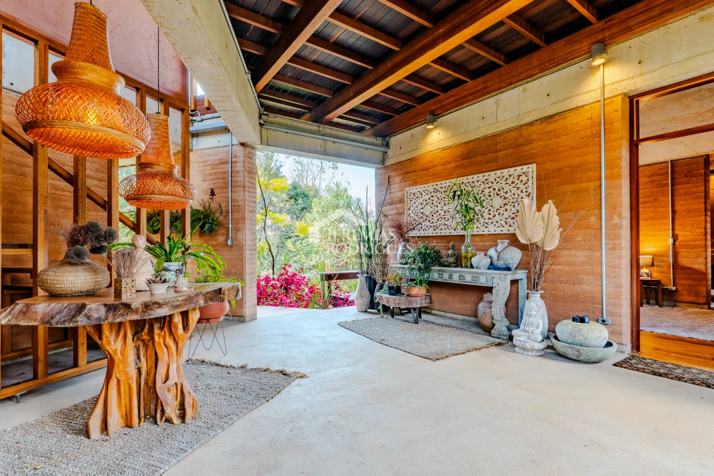 Mansão à venda com 4 suítes no Condomínio Parque da Mantiqueira em Santo Antônio do Pinhal/SP.