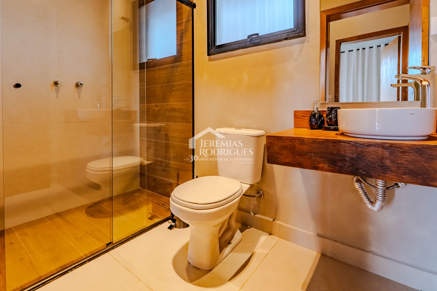 Casa à venda térrea com 2 suítes no Condomínio Parque da Mantiqueira em Santo Antônio do Pinhal/SP.