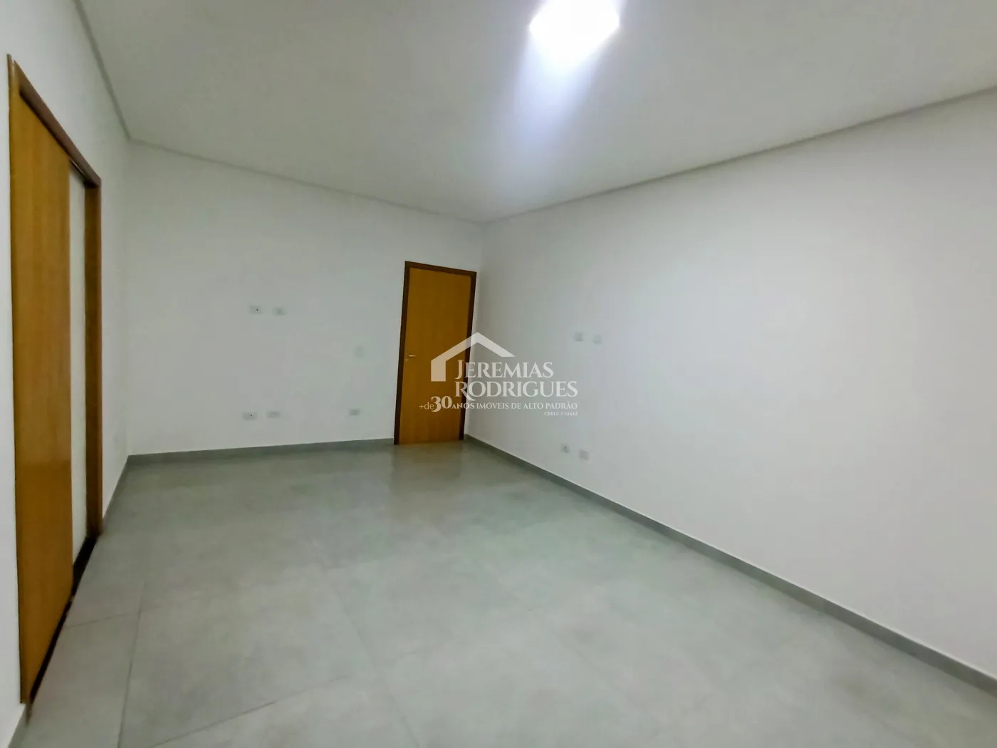 Casa à venda com 3 suítes no Condomínio Campos do Conde II em Tremembé/SP.