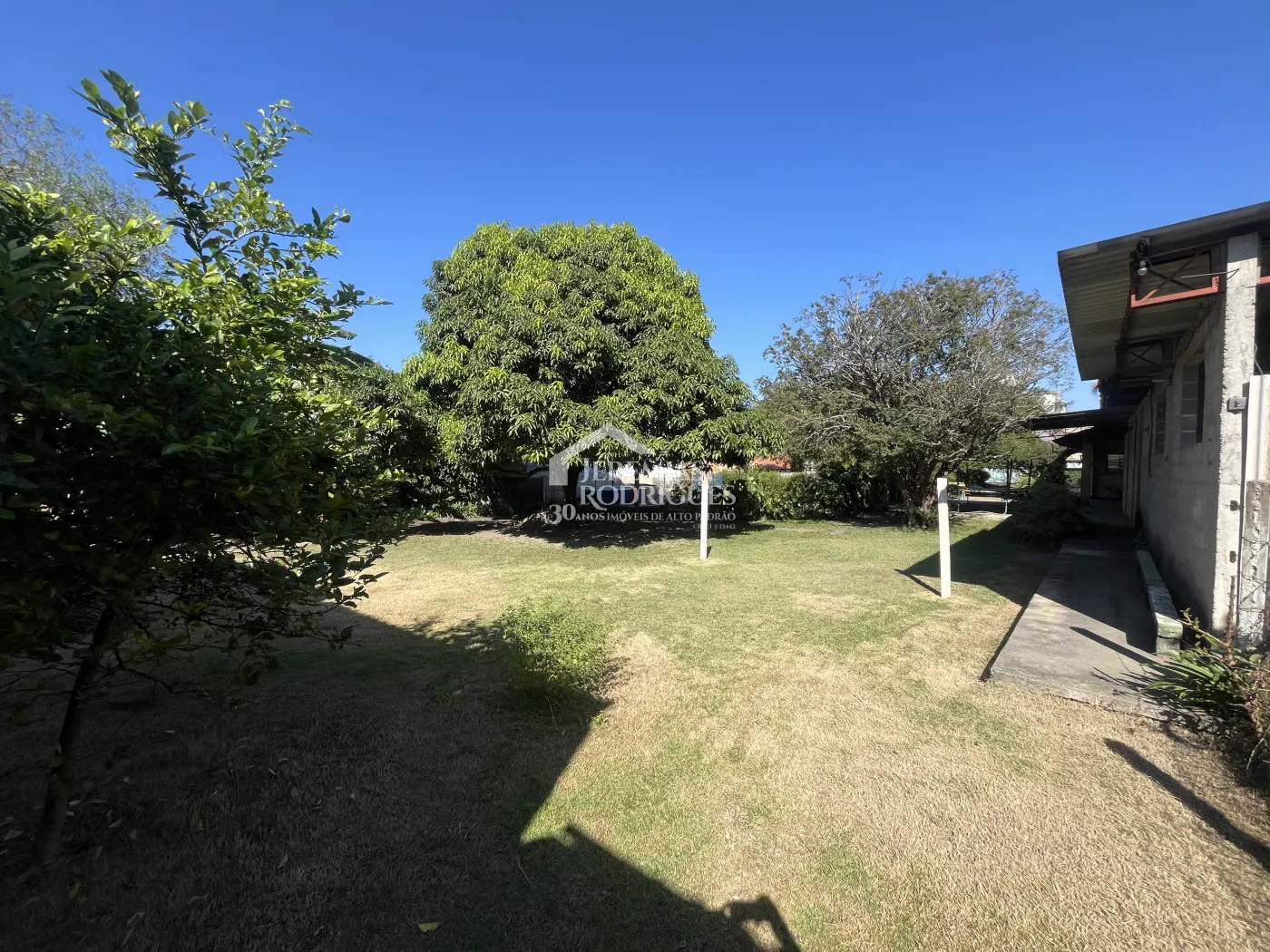 Terreno com 1.800 m² no bairro Campo Alegre em Pindamonhangaba/SP.