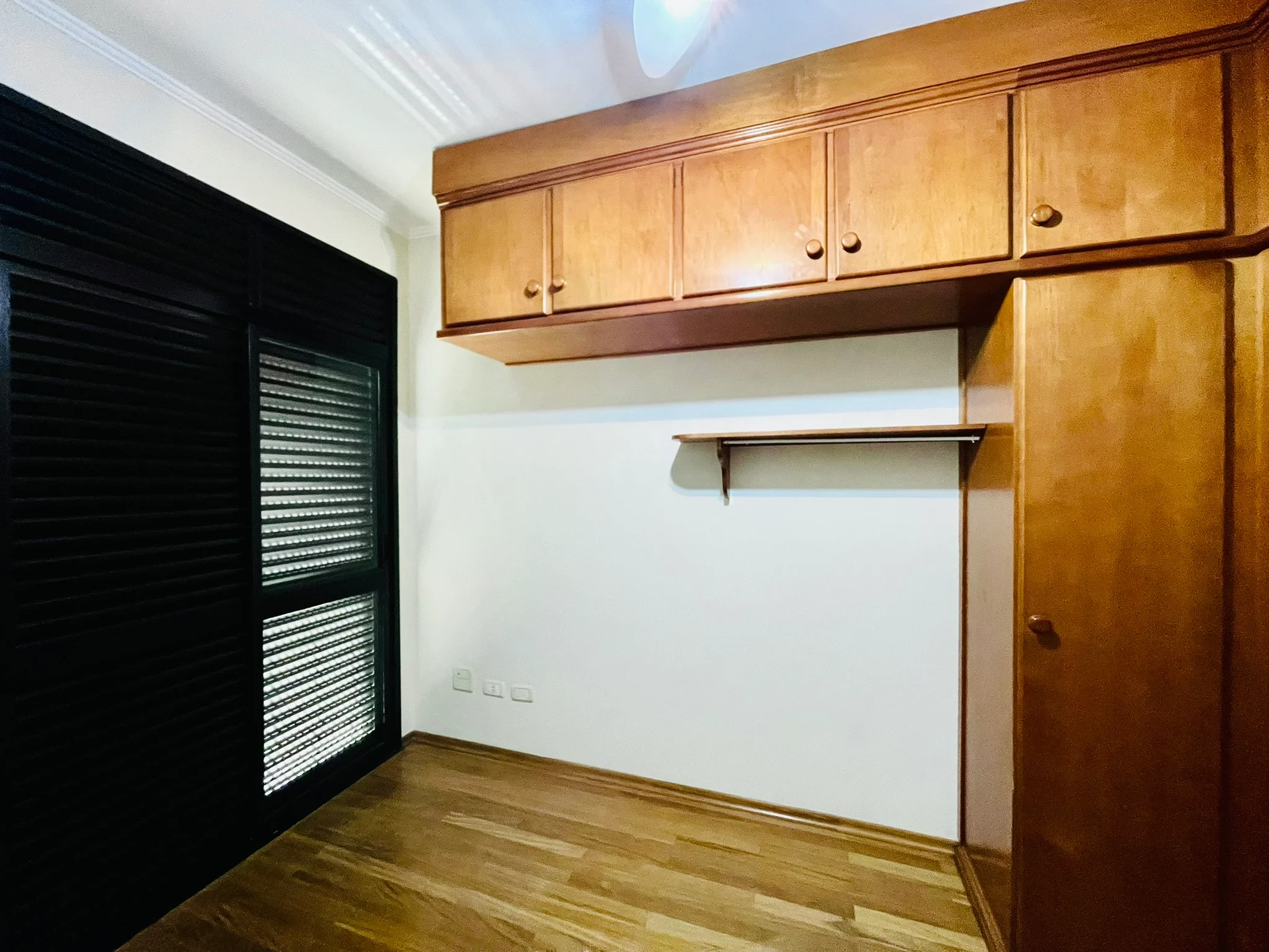 Apartamento para venda com 5 dormitórios no Edifício Olimpia em Taubaté/SP. 