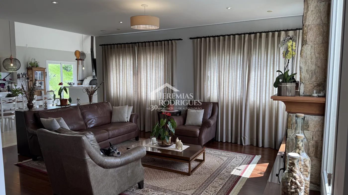 Casa à venda com 4 suítes no Condomínio Jardim Monte Belo em Campos do Jordão/SP.