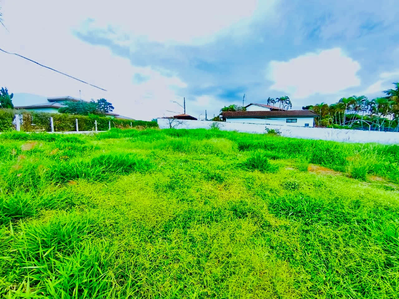 Terreno à venda com 2.500 m² no Condomínio Chácaras Cataguá em Taubaté/SP. 