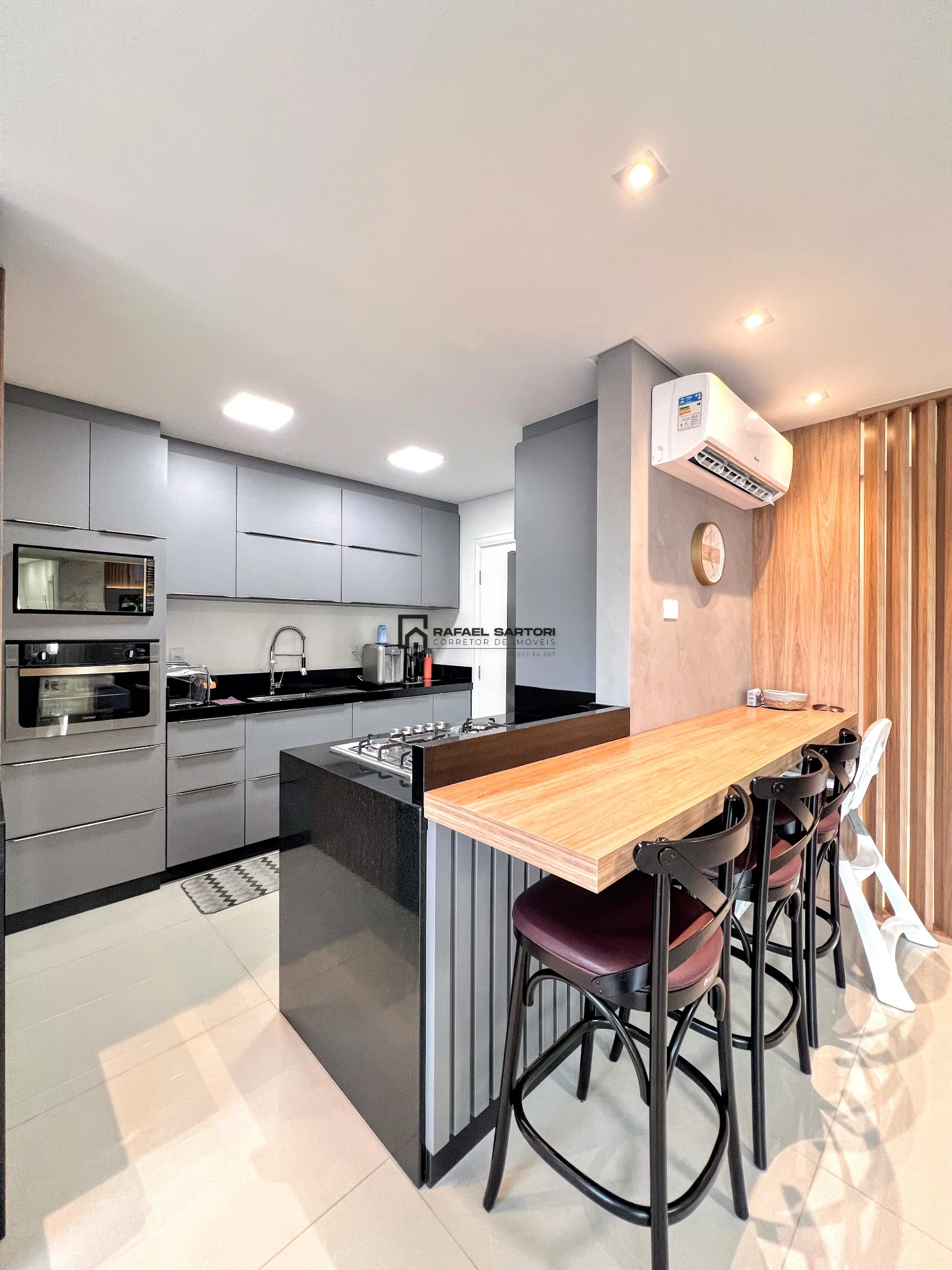 APARTAMENTO NO CENTRO COM 03 SUÍTES