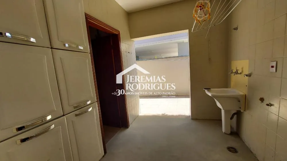 Casa térrea com 5 dorm - Condomínio Village Paineiras.