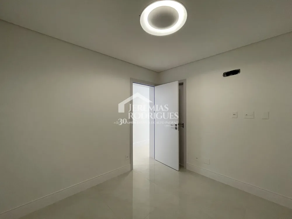 Apartamento com 3 suítes, 211 m² no Edifício Europa em Taubaté/SP