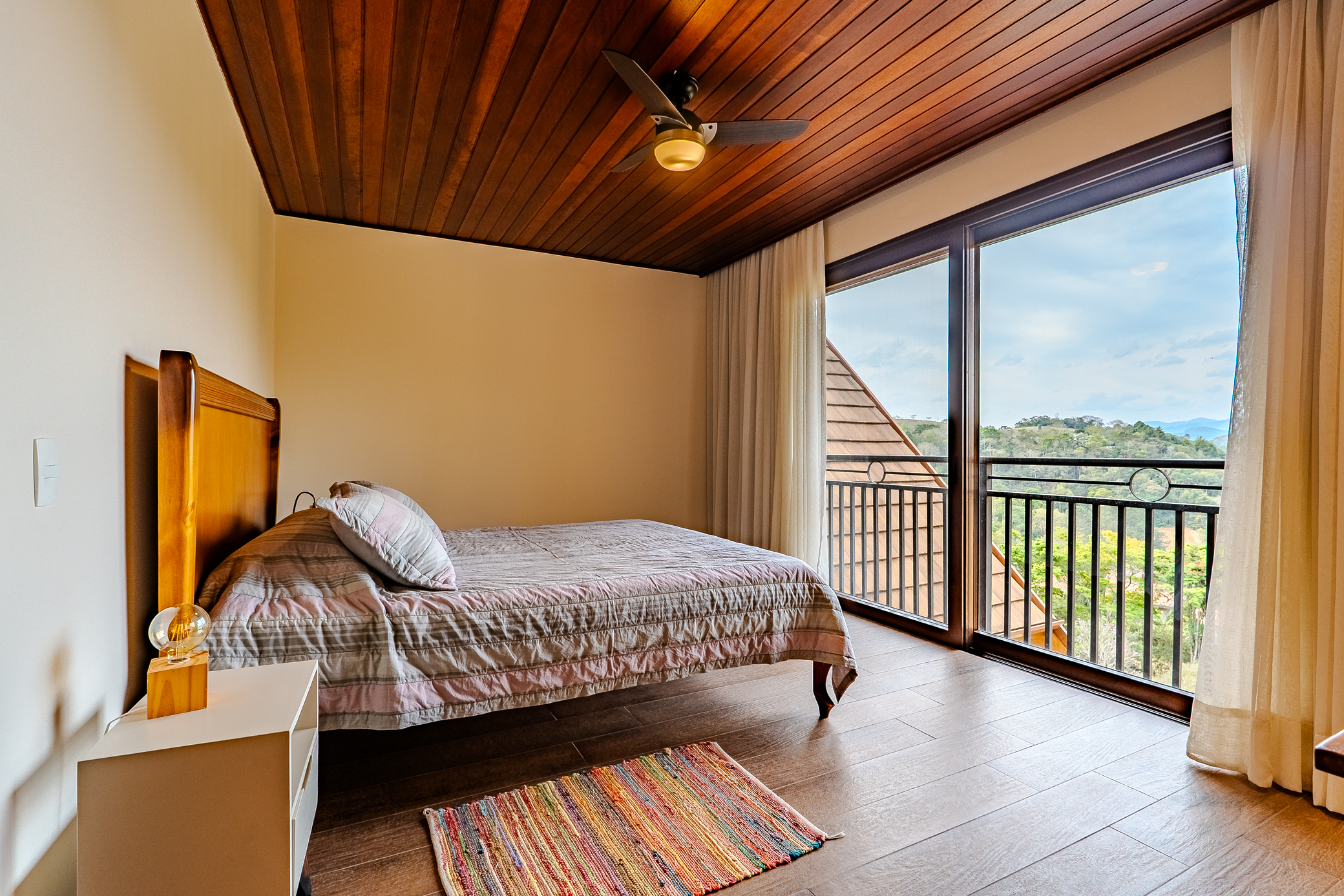 Casa à venda com com 5 suítes no Condomínio Country Club em Santo Antônio do Pinhal/SP. 