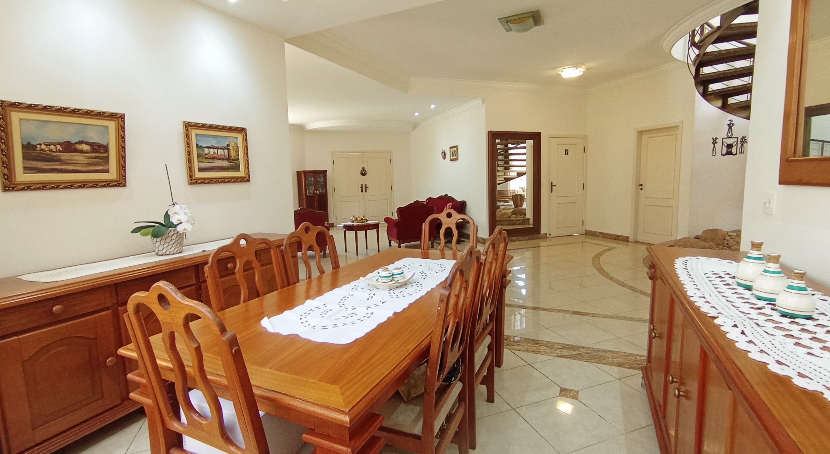 Casa à venda com 4 dormitórios no Condomínio Taubaté Village em Taubaté/SP.