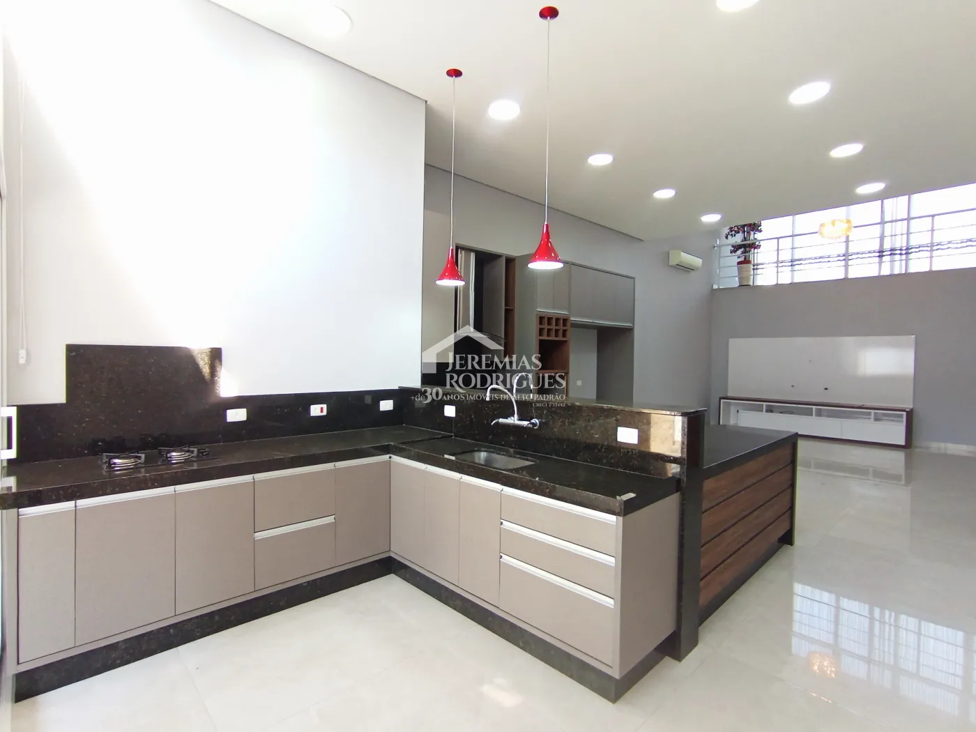 Casa para venda e locação com 3 dormitórios, no Condomínio Campos do Conde II em Tremembé/SP.