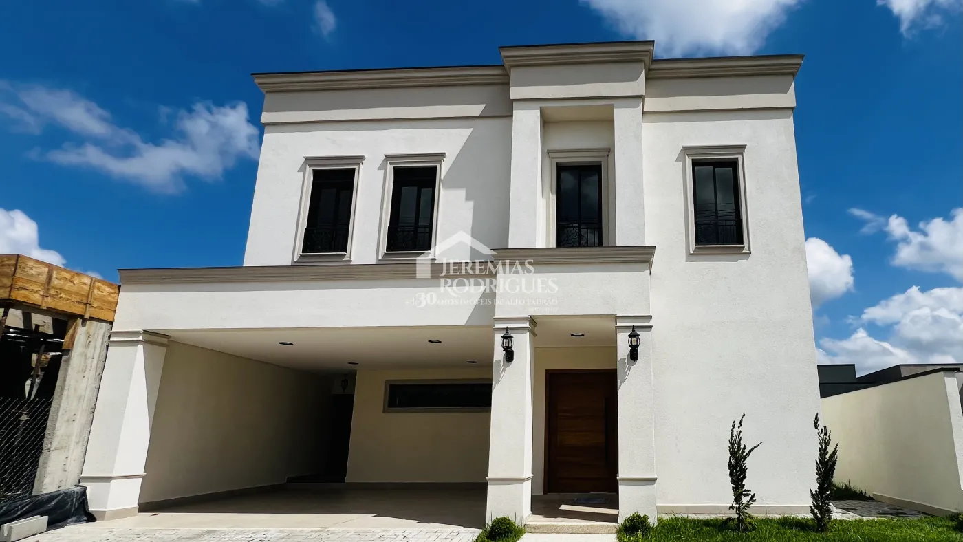 Casa assobradada à venda com 3 suítes no Condomínio e Ouro Ville em Taubaté/SP.