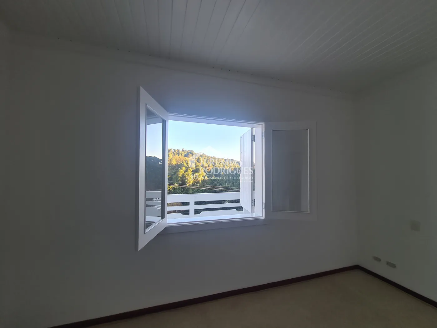 Casa para venda com 5 suítes no Condomínio Jardim Véu da Noiva em Campos do Jordão/SP