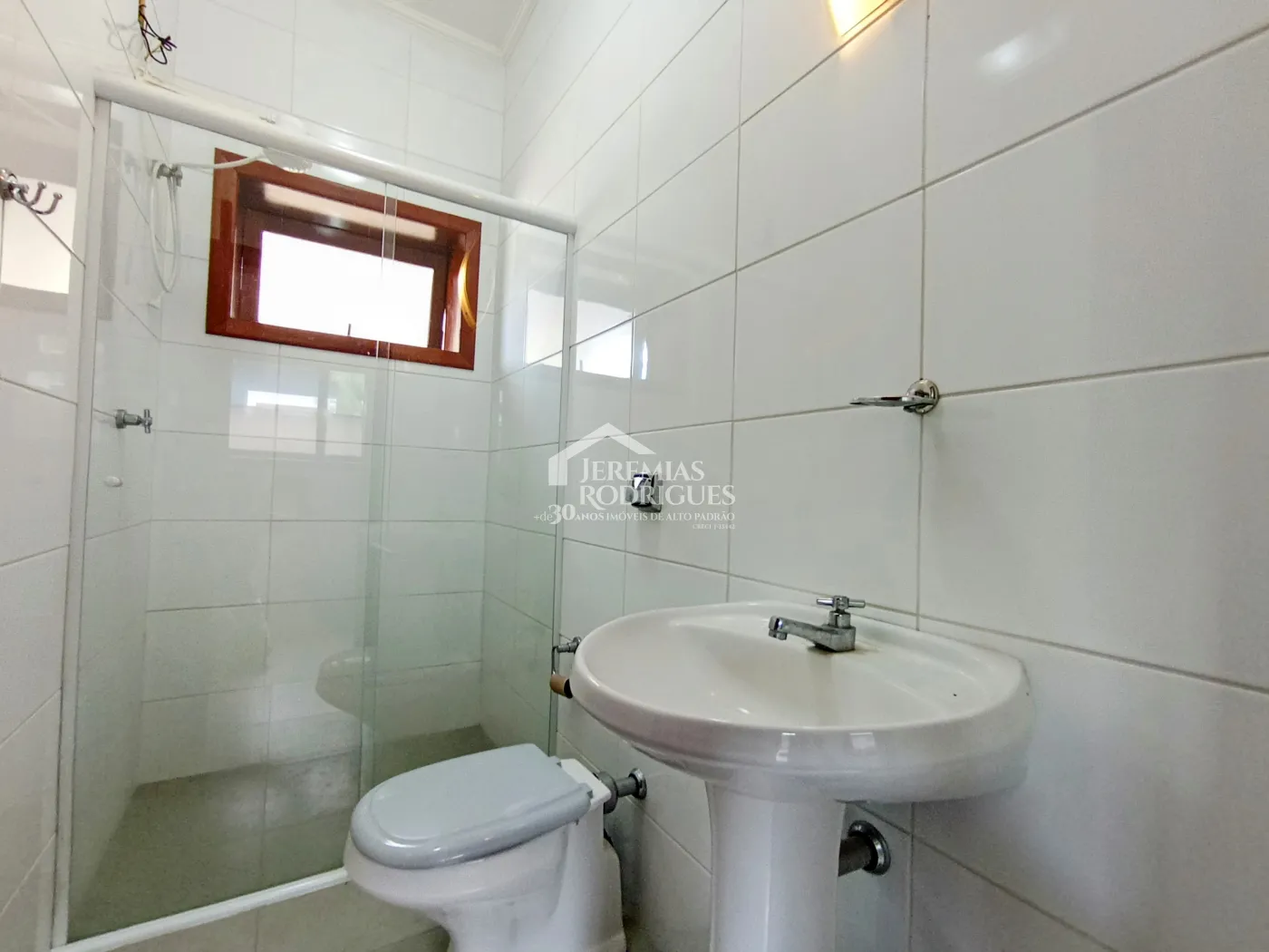 Casa à venda e locação com 4 suítes no Condomínio Colonial Village I em Pindamonhangaba/SP.