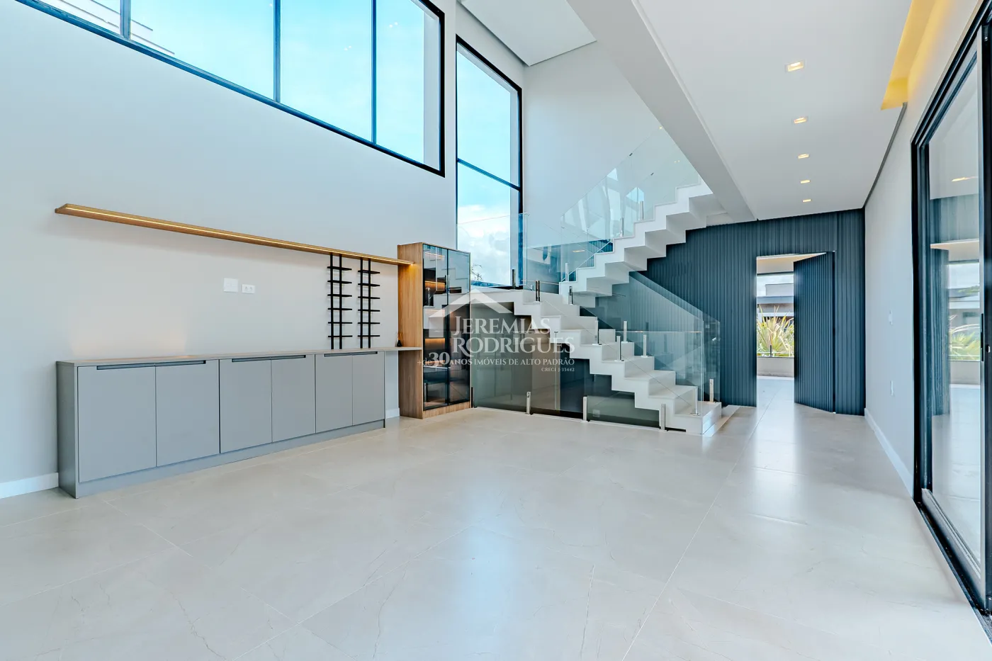 Casa à venda com 4 suítes no Condomínio Residencial Alphaville II em São José dos Campos/SP.