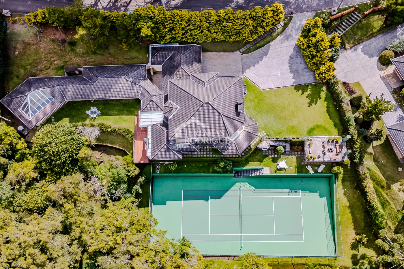 Casa com 6 suítes, 700 m² - Condomínio Vila Simonsen - Campos do Jordão/SP.