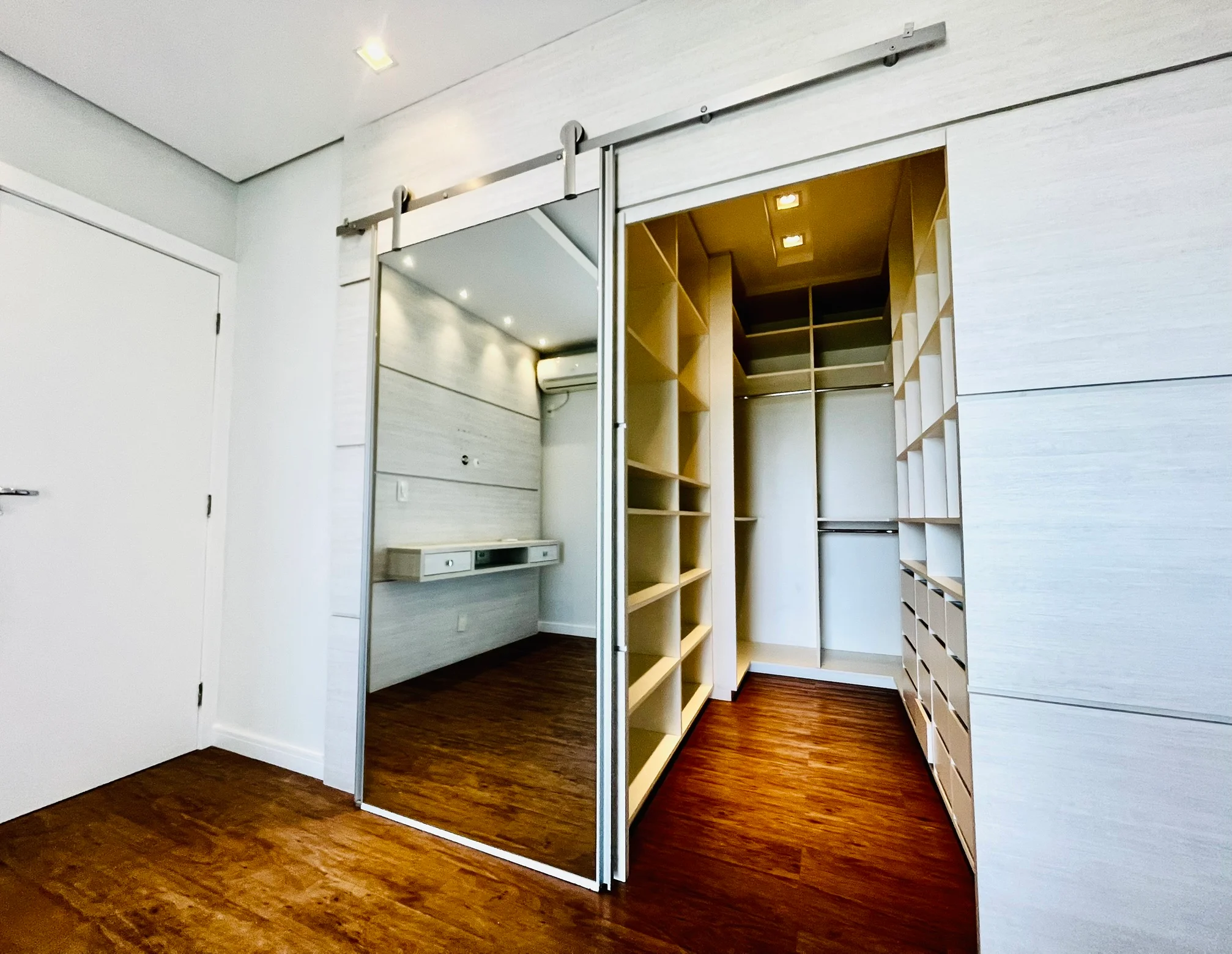 Cobertura duplex com 3 dormitórios no Condomínio Monte Castelo em  Taubaté/SP. 