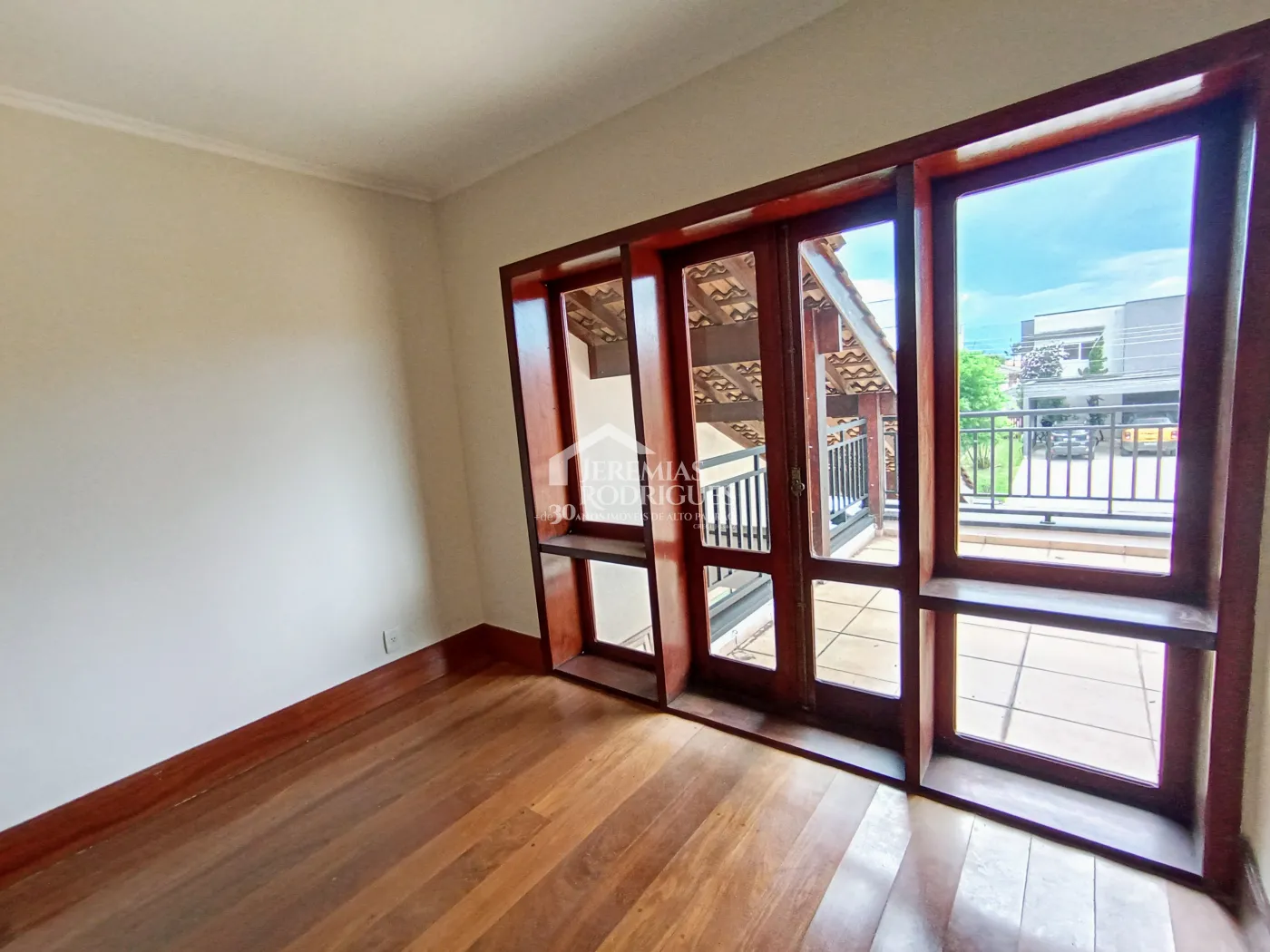 Casa à venda e locação com 4 suítes no Condomínio Colonial Village I em Pindamonhangaba/SP.