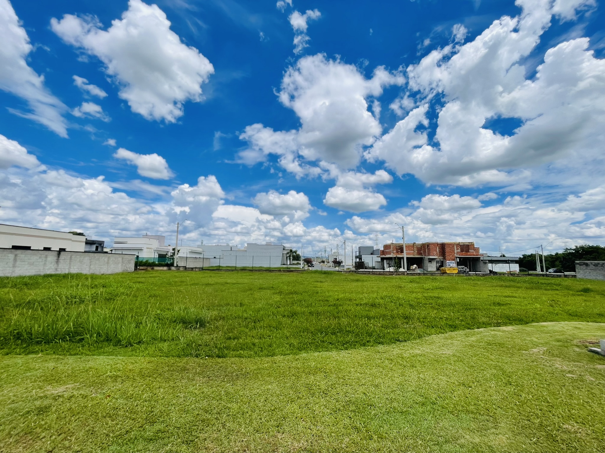 Terreno à venda com 420 m² no Condomínio Reserva Bonsucesso em Pindamonhangaba/SP. 