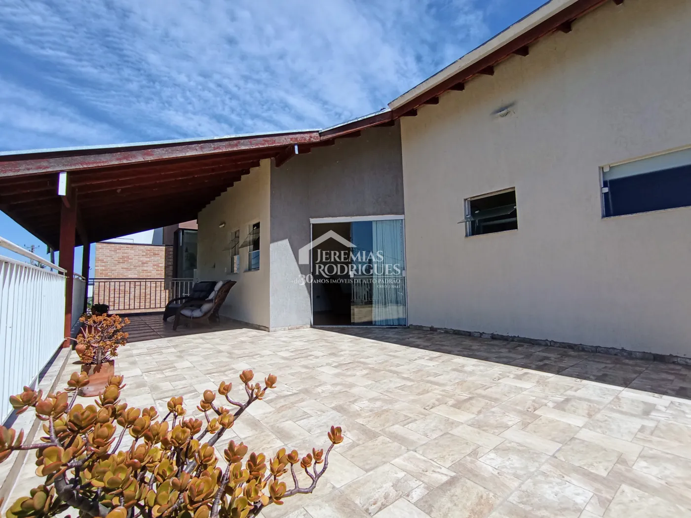 Casa à venda com 3 suítes no Condomínio Reserva dos Lagos em Pindamonhangaba/SP.