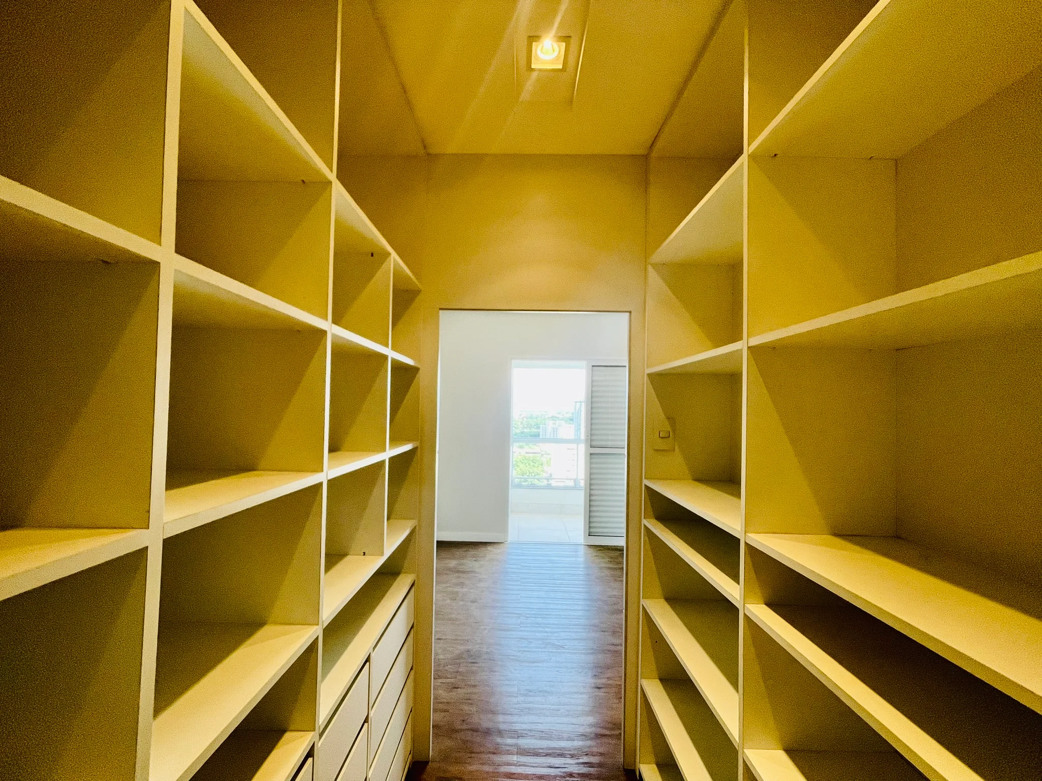 Cobertura duplex com 3 dormitórios no Condomínio Monte Castelo em  Taubaté/SP. 