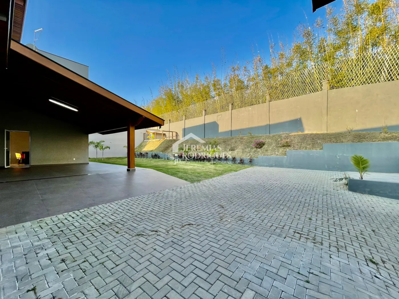 Casa à venda com 3 dormitórios no Condomínio Village da Serra em Tremembé/SP.