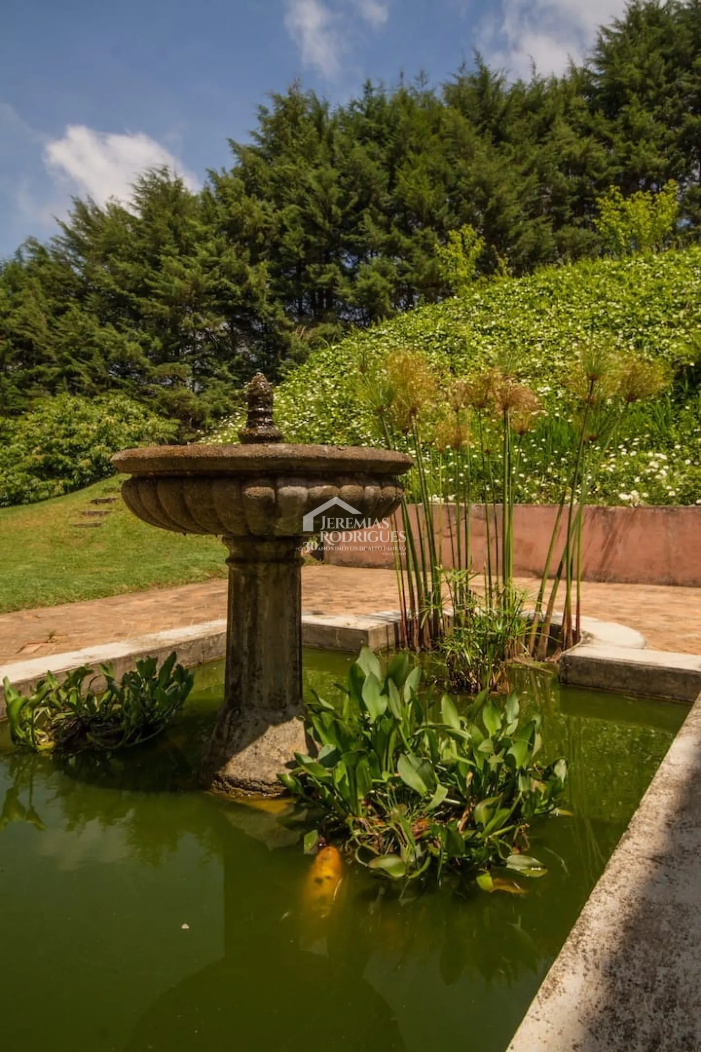 Casa à venda com 4 suítes no bairro Descansópolis em Campos do Jordão/SP.