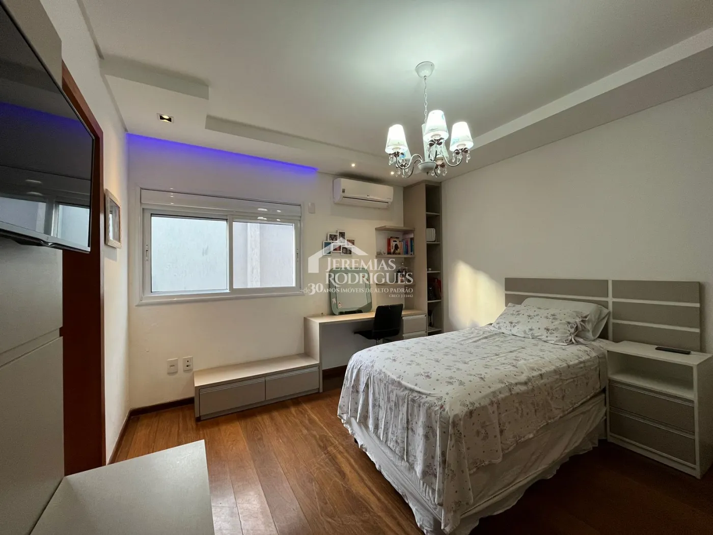 Casa assobradada à venda com 4 dormitórios no Condomínio Residencial Eldorado, em Tremembé/SP.