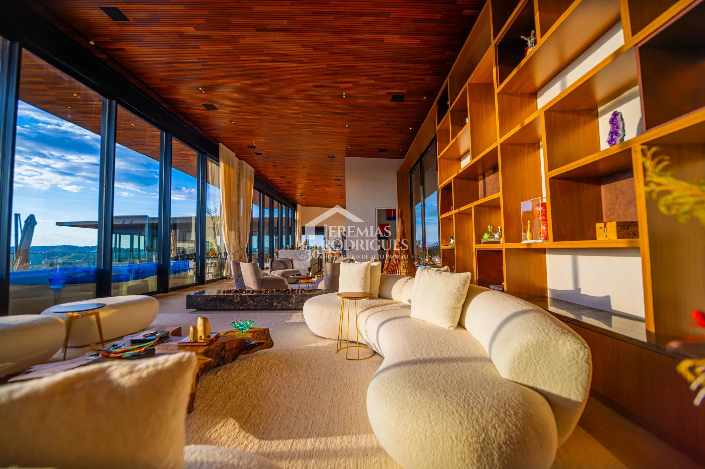 Mansão à venda com 11 suítes no Condomínio Gran Ville em Campos do Jordão/SP.