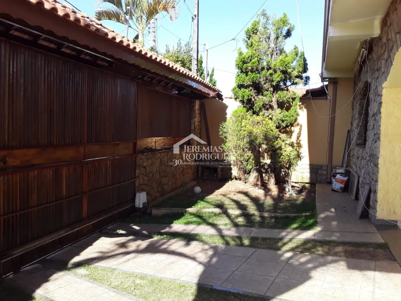 Casa sobradada à venda com 3 dormitórios no bairro Jardim Morumby em Taubaté/SP