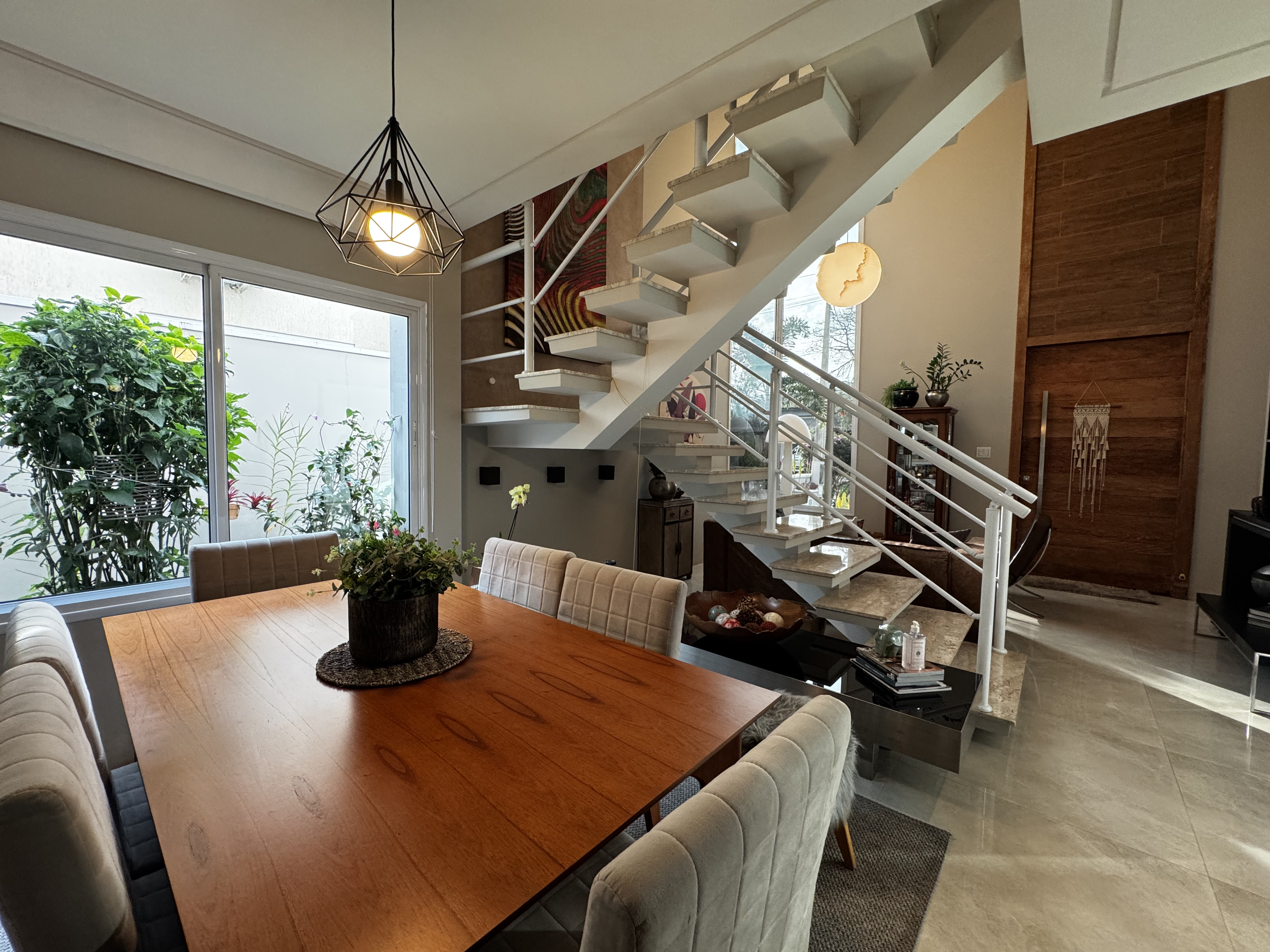 Casa à venda com 3 suítes no Condomínio Reserva dos Lagos em Pindamonhangaba/SP.