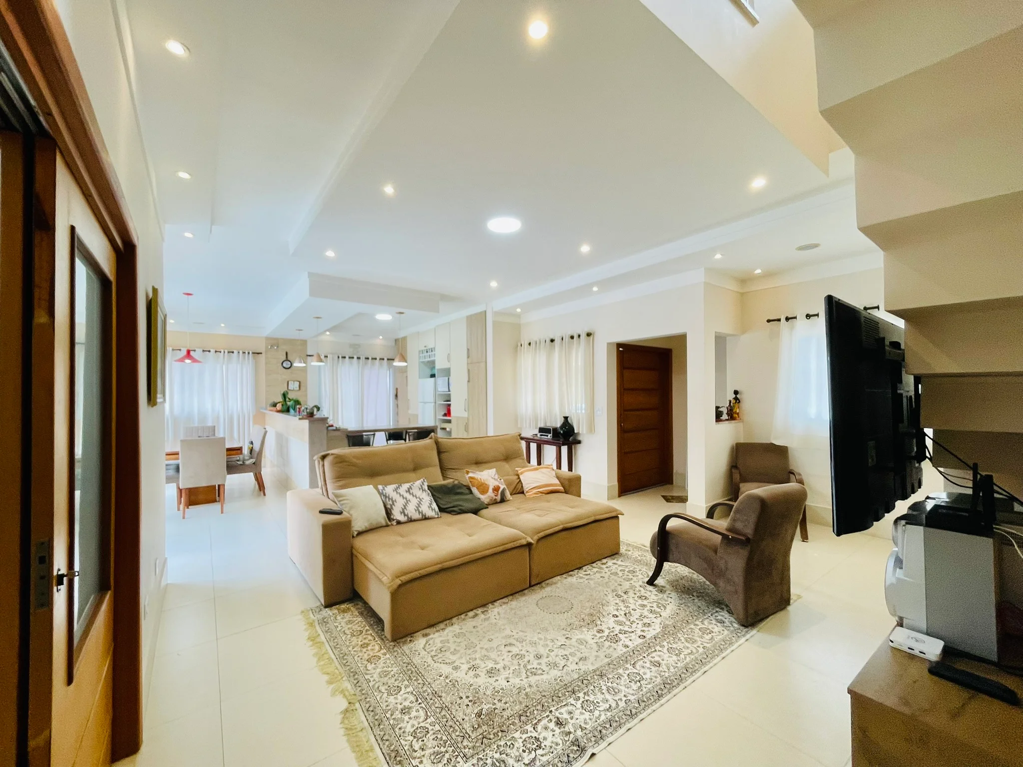 Casa à venda com 4 dormitórios no Condomínio Jardim Oásis em Taubaté/SP. 